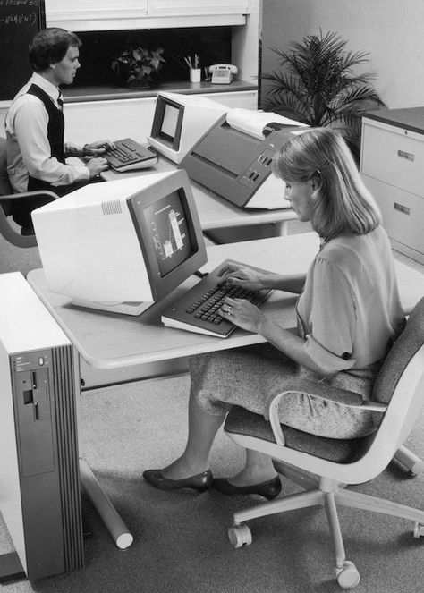 Alter Computer, Rare Historical Photos, Computer History, Repair Guide, Old Computers, Vintage Office, Computer Repair, Foto Art, Work Wear Women