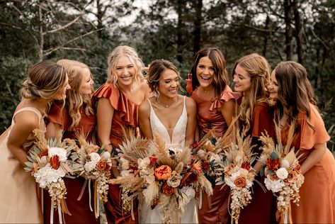 Boho Wedding Bouquet Burnt Orange, Fresh And Dried Wedding Bouquet, Rustic Boho Bridesmaid Bouquet, Boho Wedding Flowers Bridesmaids, Fall Wedding Bouquets Terracotta, Bridesmaids Flower Bouquet Fall, Boho Rustic Flower Arrangements, Fall Bouquet Bridesmaid, Copper Wedding Florals