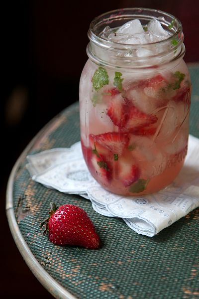 strawberry moonshine julep. i don't know where to get moonshine but i'm willing to search for this recipe. Strawberry Moonshine, Yum Drinks, Julep Recipe, Most Pinned Recipes, Strawberry Mint, Mason Jar Meals, Think Food, Meals In A Jar, Strawberry Recipes