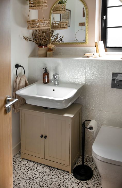 Renter Friendly Bathroom Makeover, Renter Hacks, Shower Makeover, Renter Friendly Wallpaper, Bathroom Cupboards, Bathrooms Inspiration, Rental Bathroom, Bathroom Hacks, Manly Decor