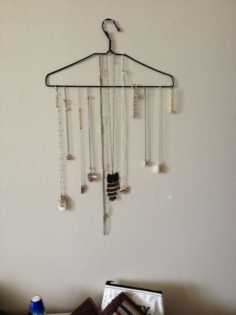 DIY jewelry holder. I just used a wire hanger! Diy Jelewry Holder, Easy Diy Jewelry Holder, Diy Jewellery Holders, Necklace Hanger Diy, Diy Jewelry Holder Wall, Jewelry Holder Diy, Diy Necklace Stand, Ways To Stay Organized, Diy Necklace Holder