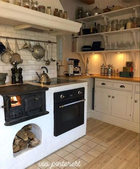 White Bohemian Kitchen, Kitchens With Fireplaces, Wood Stove Kitchen, Kitchen Hearth, Casa Hobbit, Swedish Kitchen, Old Stove, Casa Container, Cottage Kitchen