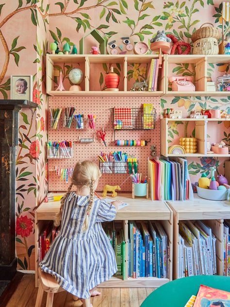 Art Space Kids Room, Kids Art Desk Ideas, Kids Art Space Ideas, Kid Desk Organization, Art Studio In Bedroom, Kids Craft Desk, Art Desk Ideas, Pink Craft Room, Kids Art Desk