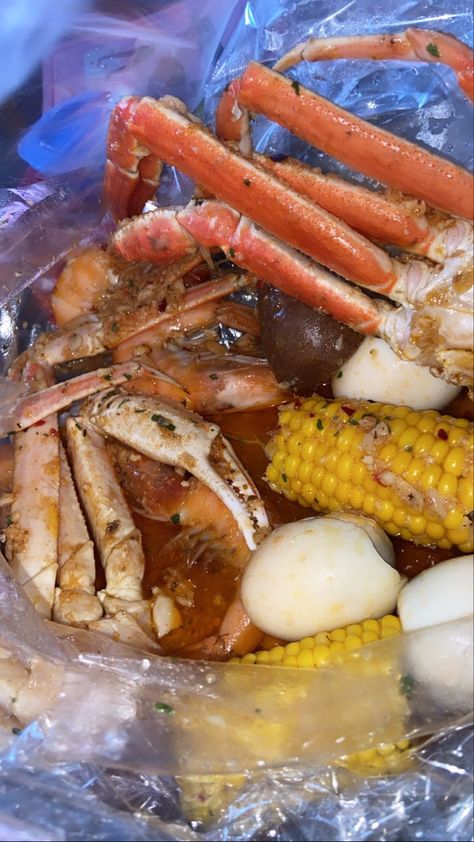 Datenight seafood boil Seafood Boil Aesthetic, Yummy Seafood, Hairstyle Idea, Seafood Boil, Food Babe, Rich Girl Lifestyle, Food Inspo, Food Obsession, Food Cravings