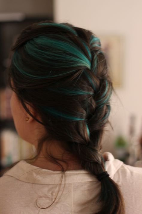 Teal hair streaks, with turquoise ends loveeeee this!!!! Just would want a few stripa underneath Teal Hair Streaks, Teal Hair, Turquoise Hair, Brown Teal, Hair Streaks, Blue Highlights, Brown Hair With Highlights, Cool Hair Color, Light Brown Hair