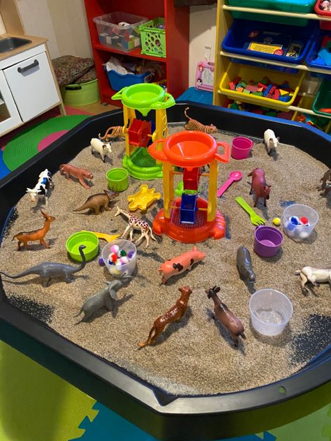 Tuff tray is an amazing sensory table, kids fall in love immediately with any materials you add on it . The kids become very creative and they use their imagination magnificent. Sand Tray, Nursery Activities, Sensory Activity, Tuff Tray, Sensory Activities, Crafts For Kids, Nursery, Tray, Animals