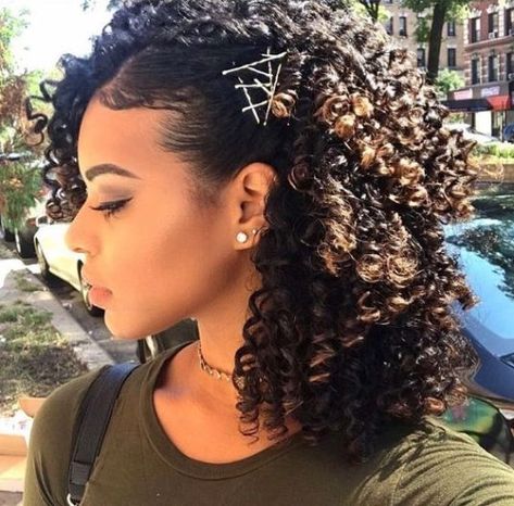 15 Ways To Wear Natural Hair And Look Amazing - Society19 Wash And Go Hairstyles, Easy Curls, Twisted Hair, Formal Hair, Side Hairstyles, Girl Braids, Fun Hair, Have Inspiration, 4c Hair