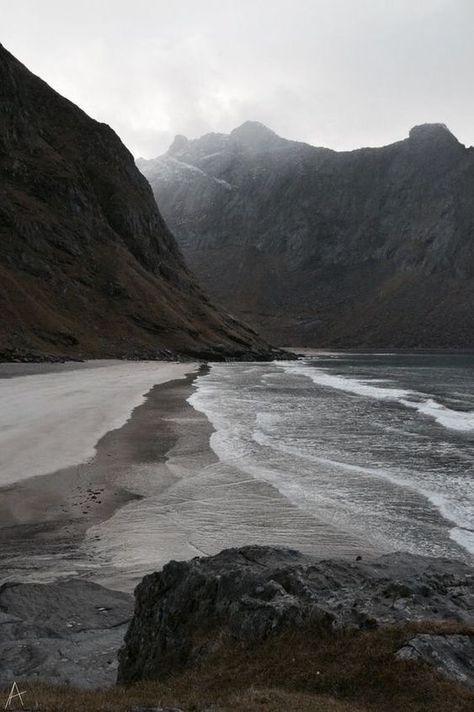 Photographie Inspo, Lofoten, Nature Aesthetic, Pretty Places, Dark Aesthetic, Beautiful World, In The Middle, Mother Nature, The Middle