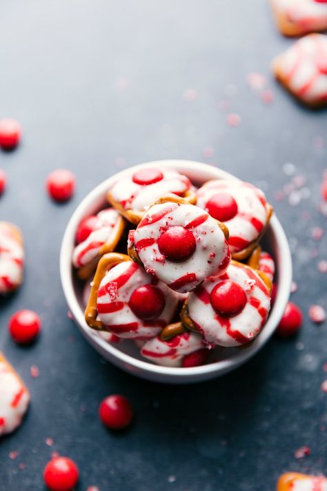 Peppermint Bark Pretzels Christmas Snack Mix, Peppermint Bark Cookie, Peppermint Sugar Cookies, Peppermint Cheesecake, Microwave Fudge, Chelsea's Messy Apron, Salted Caramel Cookies, Apron Christmas, Peppermint White