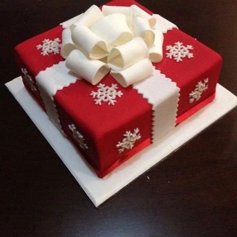 Square Christmas Cake Designs, Christmas Present Cake, Xmas Cakes, Christmas Cookie Cake, 90th Birthday Cakes, Easy Cakes, Christmas Cakes Easy, Present Cake, Christmas Themed Cake