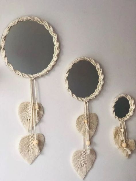 Royal macrame Macrame Chandelier, Peacock Crafts, Macrame Mirror, Crochet Dreamcatcher, Crochet Videos Tutorials, Candles Crafts, Diy Mirror, Macrame Art, Macrame Design