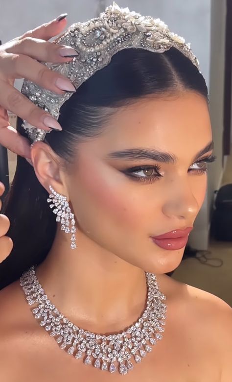 Persian Wedding Makeup, Bridal Makeup Middle Eastern, Arabic Bride Hairstyles, Arab Wedding Jewelry, Arab Makeup Wedding, Arabic Wedding Hairstyles, Headpiece Bridal, Bridal Makeup And Hair, Arab Bride Makeup