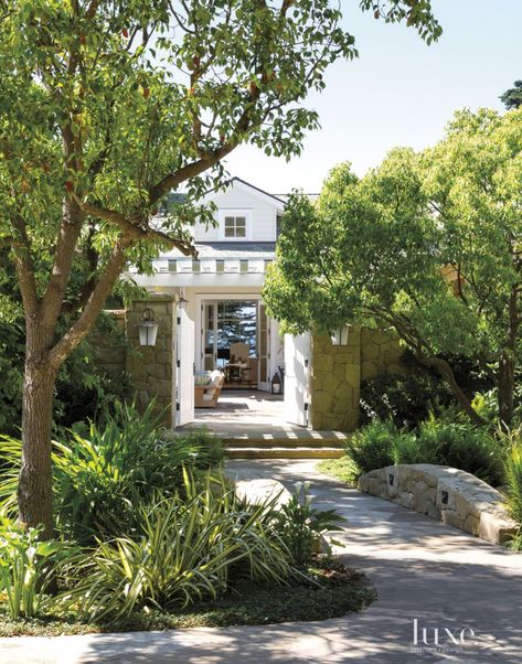 White Great Room, White Terrace, Great Room With Vaulted Ceiling, Room With Vaulted Ceiling, Santa Barbara Style, Lush Landscaping, Exterior Inspiration, Pretty Garden, Western Landscape