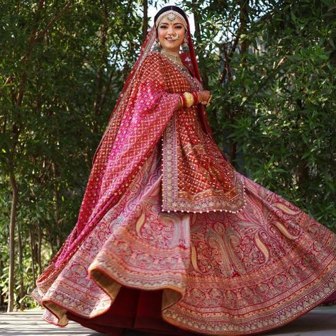 The Most Popular Designer Lehengas Picked By Real Brides! Pink Lehenga Designs, Tarun Tahiliani Lehenga, Bandhej Dupatta, Bridal Lehenga Designs, Latest Bridal Lehenga, Wedding Lehenga Designs, Indian Bride Outfits, Bridal Lehenga Collection, Bride Outfits