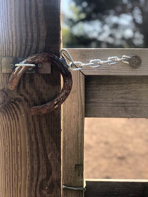 Horseshoe Gate Latch, Horse Shoe Gate Latch Ideas, Horseshoe Latch, Diy Gate Latch, Horse Fence Gate, Repurposed Horseshoes, Rustic Gates, Diy Gate, Shoe Chain