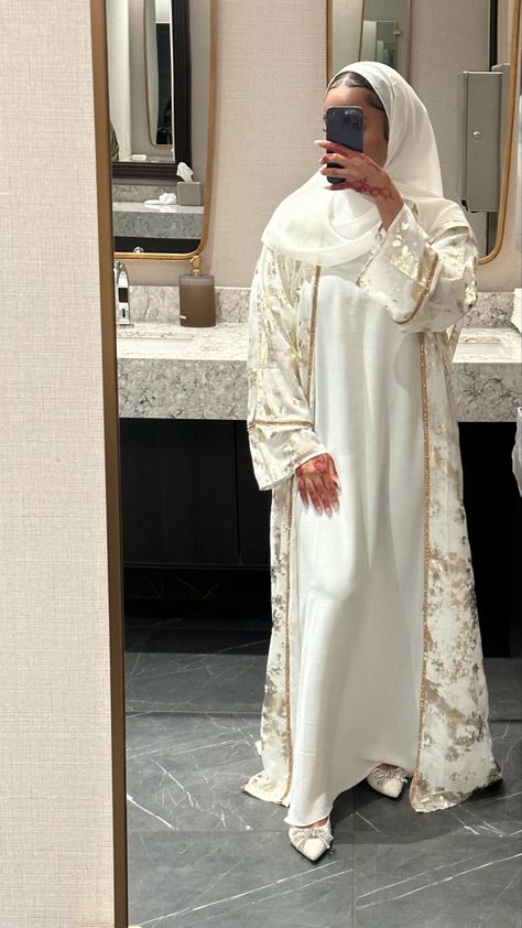 White Open Abaya, White Abaya Outfit, Katb Al Kitab, Nikkah Abaya, Muslim Women Outfits, Abaya White, Abaya Girl, Modest Fashion Muslim, Modest Long Dresses