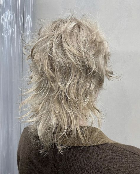 Metal Haircuts Women, Extremely Layered Hair Medium, White Shaggy Hair, Choppy Blonde Hair, White Mullet, Short Grunge Hair, Dyed Hair Inspiration, Hair Inspiration Short, Mullet Hairstyle