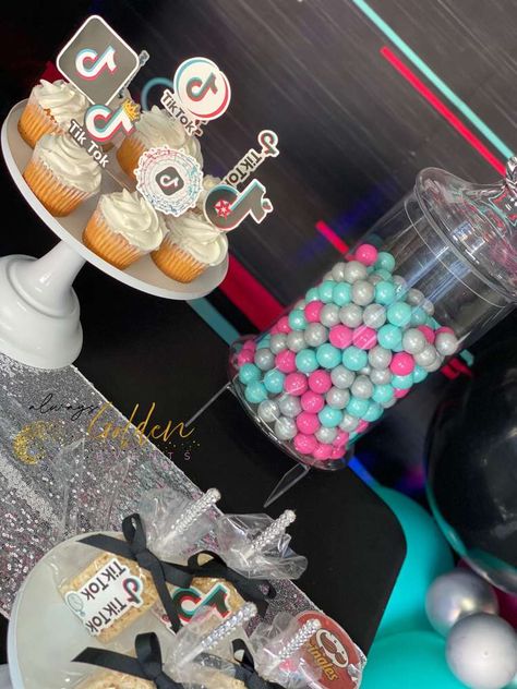 Tiktok Party Ideas, Tiktok Birthday Party Ideas, Tiktok Birthday Party, Birthday Tiktok, Tiktok Birthday, Social Media Party, 14th Birthday Party Ideas, Music Birthday Party, Tiktok Famous