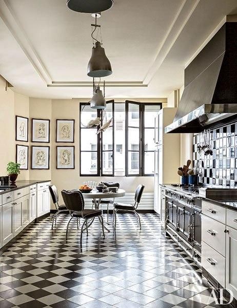 A pair of 19th-century ceramic parrots preside over the kitchen of Linda Pinto’s Paris apartment. White Kitchen Counters, Countertop Inspiration, Black Kitchen Countertops, Checkered Floor, Paris Kitchen, Black Countertops, Apartment Decoration, Parisian Apartment, White Floors