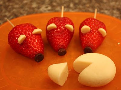 Strawberry mice snacks! All you need is strawberries, chocolate chips, and white chocolate chips! Strawberry Mice, Strawberry Mouse, Preschool Lunch, Kreative Snacks, Fruit Creations, Healthy Eating Snacks, Think Food, Fun Kids Food, Like Animals