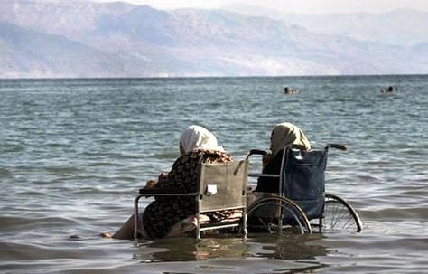 Old women by the beach…this is us later in life…enjoy this sun!  Waiting for the caban boy to bring us a glass of wine! Funny Old People, Wheel Chair, Never Too Old, Amazing Pictures, Jolie Photo, Vanuatu, E Card, Old People, 인물 사진