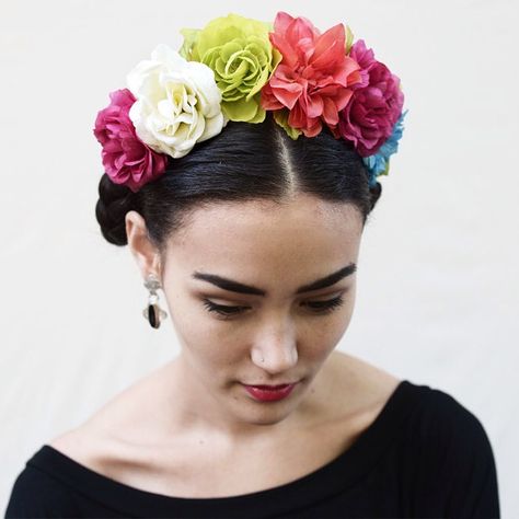 120 Likes, 11 Comments - Bloom Design Studio (@bloomdesignstudio) on Instagram: “For all you #Frida lovers out there, we have a very fun collection of #fridakahlo #inspired crowns…” Frida Kahlo Flower Crown, Day Of The Dead Headpiece, Diy Day Of The Dead, Mexican Hairstyles, Rainbow Accessories, Floral Headdress, Rainbow Headband, Boho Flower Crown, Mexican Flowers