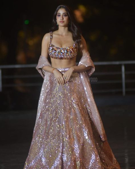 Dj Night Outfits, Sundowner Wedding, Dresses For Indian Wedding, Actress Makeup, Outdoor Mountain Wedding, Ethnic Fashion Indian, Lengha Sari, Bridal Lehenga Online, Jhanvi Kapoor