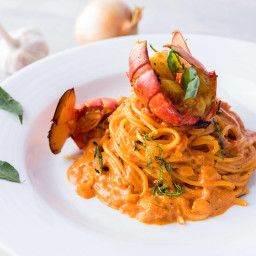 Creamy Lobster Curry Pasta Lobster Curry, Easy Lobster Tail Recipe, Lobster Pasta Recipe, Creamy Curry Sauce, Asian Food Recipes, Lobster Pasta, Curry Pasta, Creamy Curry, Lobster Dishes