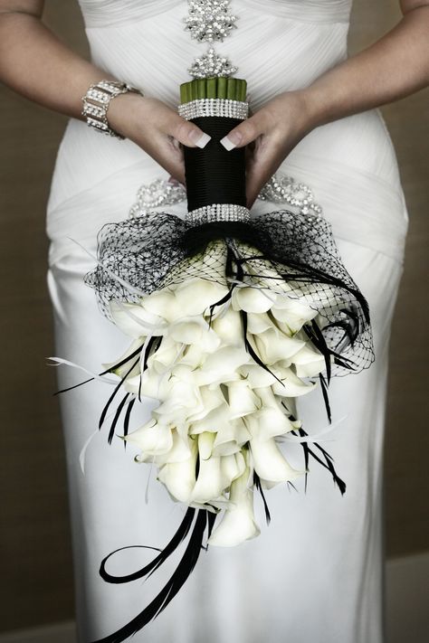 Black White Floral Arrangements, Black Calla Lily Bouquet, Black And White Bouquet Wedding, Orchid Wedding Theme, Timeless Wedding Decor, Black Corsage, Black Calla Lily, Modern Bridal Bouquets, Black Bouquet