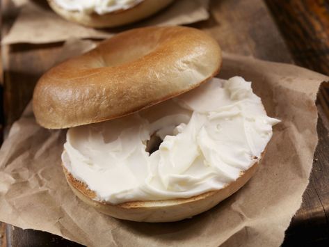 Healthy Bagel, Cream Cheese Breakfast, Plain Bagel, Cheese Bagels, Bagel Cream Cheese, Breakfast Bagel, Food Pairings, Bagels, Classic Food