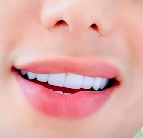 Pretty Teeth With Fangs, Perfect Teeth With Fangs, Teeth Claims For Dr, Natural Fangs Teeth, Perfect Teeth Aesthetic, White Teeth Aesthetic, Good Teeth, Natural Teeth Whitener, Teeth Whiting At Home