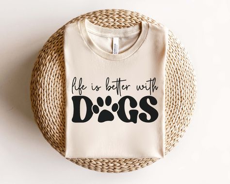 Dog Mom Tshirt Ideas, Life Is Better With A Dog, Dog Tshirt Ideas, Dog Shirt Ideas, Dog T Shirts, Funny Mom Svg, Dog Mom Svg, Sublimacion Ideas, Dog Quote