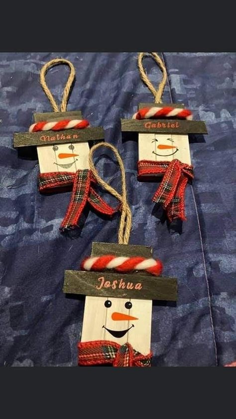 Diy Christmas Ornaments Easy, Handmade Christmas Crafts, Christmas Wood Crafts, Christmas Crafts For Gifts, Christmas Ornaments Homemade, Snowman Ornaments, Christmas Ornament Crafts, Christmas Crafts Decorations, Handmade Christmas Ornaments