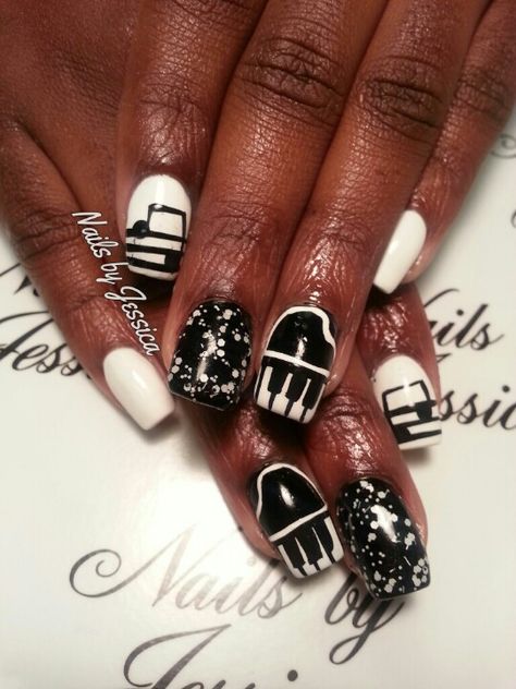 Music notes & piano nail designs Music Inspired Nails, 2012 Nails, Piano Nails, Music Note Nails, Music Notes Piano, Everyday Nails, Notes Piano, Concert Nails, Inspired Nails