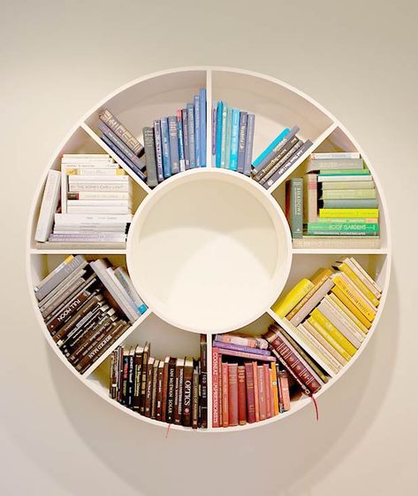 Creative Wall Bookshelves, Round Bookshelf Wall, Bookshelf Seat, Circle Bookshelf, Small Bookshelf Ideas, Diy Bookshelf Ideas, Diy Bookshelf Wall, Round Bookshelf, Contemporary Bookshelf