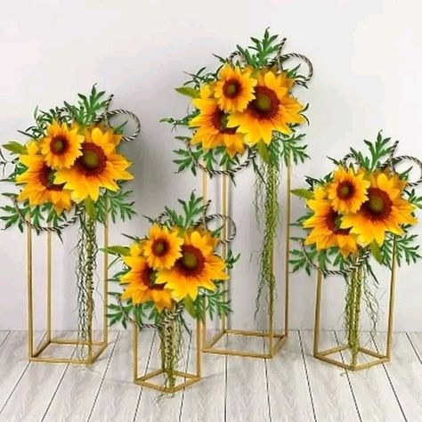 Quinceanera Sunflower Theme, Sunflower Centerpieces Diy, Sunflower Wedding Centerpieces, Sunflower Room, Sunflower Wedding Cake, Hearts Paper Crafts, Sunflower Wedding Decorations, Rustic Sunflower Wedding, Sunflower Centerpieces