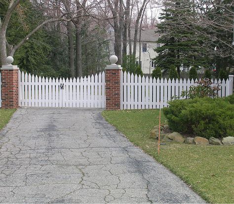 Wooden Picket Fence, Fence And Gate, Easy Fence, Country Fences, Green Fence, Brick Fence, Lattice Fence, Front Yard Fence, Cedar Fence