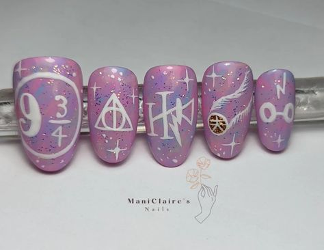 Harry Potter nail design Harry Potter Inspired Nails, Harry Potter Nails Designs, Harry Potter Nail Art, Harry Potter Nails, Fingernails Painted, Manicure Nail Designs, Gel Nails Diy, Glamour Nails, Nails Desing