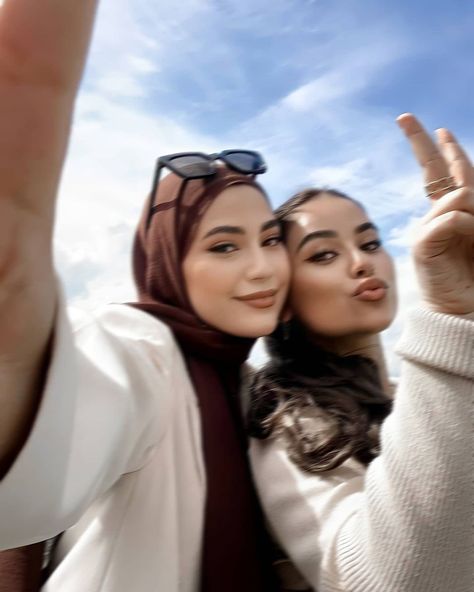 Hijab And Non Hijab Friends, Hijabi And Non Hijabi Friends, Hijabi Friends, Eid Pics, Ootd Poses, Stile Hijab, Mode Turban, Muslim Fashion Hijab Outfits, Best Friend Photoshoot