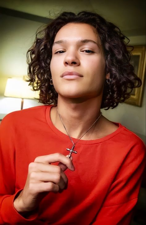 Curly Bob Hairstyles Men, Omar Rudberg Long Hair, Wavy Hair 2b, Long Curly Hair Men, Grey Bob Hairstyles, Big Nose Beauty, Messy Bob Hairstyles, Omar Rudberg, Young Royals