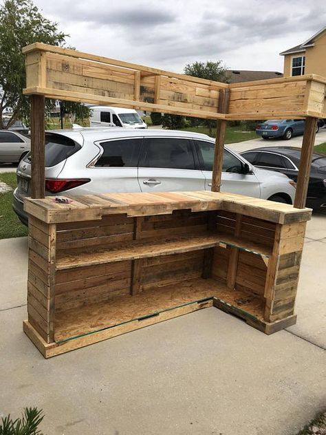 Palet Bar, Pallet Bars, Bar En Palette, Easy Renovations, Pallet Bar Diy, Diy Outdoor Bar, Diy Home Bar, Pallet Bar, Funny Travel