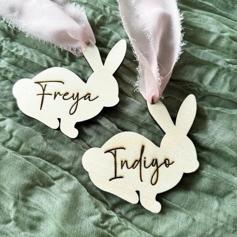 Do you need a last minute personalised Easter gift tag? Head over to our website to order one of our Easter bunny gift tags and we will deliver these to Herne bay and Whitstable tomorrow just in time for Easter Sunday! And don’t forget delivery to Herne bay and Whitstable is FREE 🐰✨ www.jensonandmase.co.uk/products/personalised-bunny-easter-tag #newbusiness #lasercutwood #shopsmall #shopsmallbusiness #shoplocal #femaleownedbusiness #womenownedbusiness #lasercutting #personalisedgifts #... Early American Stain, Easter Basket Items, Basket Tag, Personalized Easter Gifts, Tag Name, Easter Bunny Basket, Easter Bags, Easter Basket Tags, Personalized Easter Basket