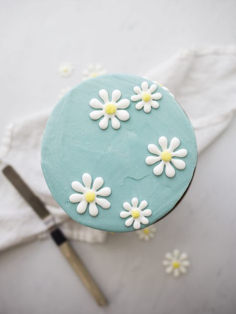 Royal Icing Daisies, Icing Cake Design, Minimalist Cakes, Icing Designs, Royal Icing Templates, Royal Icing Cakes, Daisy Cake, Baked Cakes, Spring Baking