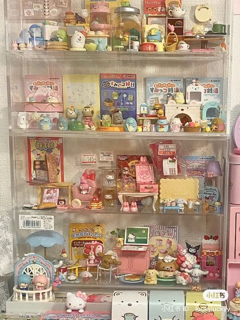 Rement Display, Otaku Room Aesthetic, Dolls House Figures, Super Cool Stuff, Locker Decorations, Aesthetic Space, Cute Room Ideas, Cozy Room Decor, Pretty Room