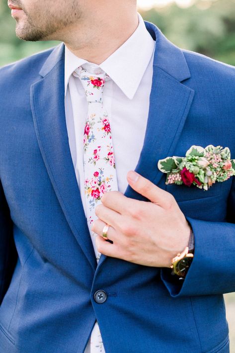 Navy suit with #Dazi floral tie and pocket square boutonnière Floral Tie Wedding, Pocket Square Rules, Navy Suit Wedding, Suit Pocket, Mens Accessories Bracelet, Pocket Square Styles, Navy Tuxedos, White Pocket Square, Pocket Square Pattern