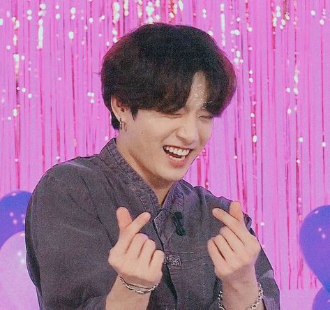 Jungkook Finger Heart, Jungkook Funny Face, Jeon Jungkook Boyfriend Material, Outfit Jungkook, Jeon Jungkook Boyfriend, Pink Jungkook, Jungkook Hands, Tattoo Jungkook, Selca Jungkook