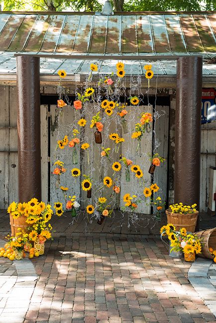 Florals in wire altar backdrop (Flowers by Lee Forrest Design, photo by: Erika Rech Photography) Sunflower Birthday Parties, Sunflower Wedding Decorations, Sunflower Party, Sunflower Baby Showers, Sunflower Themed Wedding, Diy Wedding Backdrop, Diy Backdrop, Rustic Flowers, Yellow Wedding