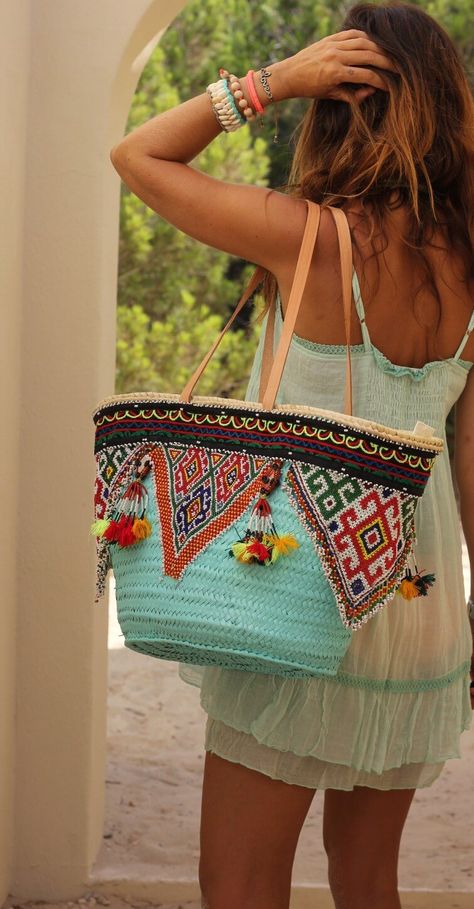 No summer is complete without a sassy new beach bag to tote your vacation necessities. Whether you are shopping or on the beach, a carry-all becomes most handy. Perhaps you ... Read More Look Boho Chic, Sac Diy, Beach Items, Beach Clothes, Estilo Hippie, Quilted Wallet, Ibiza Fashion, Boho Bags, Straw Bags