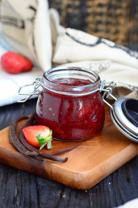 Strawberry Vanilla Jam - Whisk Affair Strawberry Jam No Pectin, Vanilla Jam, Pectin Recipes, American Chop Suey, Fruit Sauces, Canning Process, Strawberry Jam Recipe, Homemade Strawberry Jam, Thai Noodles