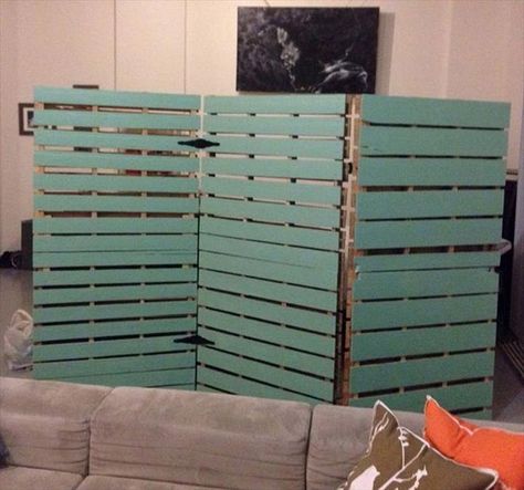 Folding Pallet Room Divider - 150+ Wonderful Pallet Furniture Ideas | 101 Pallet… Pallet Room Divider, Pallet Room, Fabric Room Dividers, Portable Room Dividers, Glass Room Divider, Bamboo Room Divider, Pallet Furniture Designs, Pallet Walls, Sliding Room Dividers